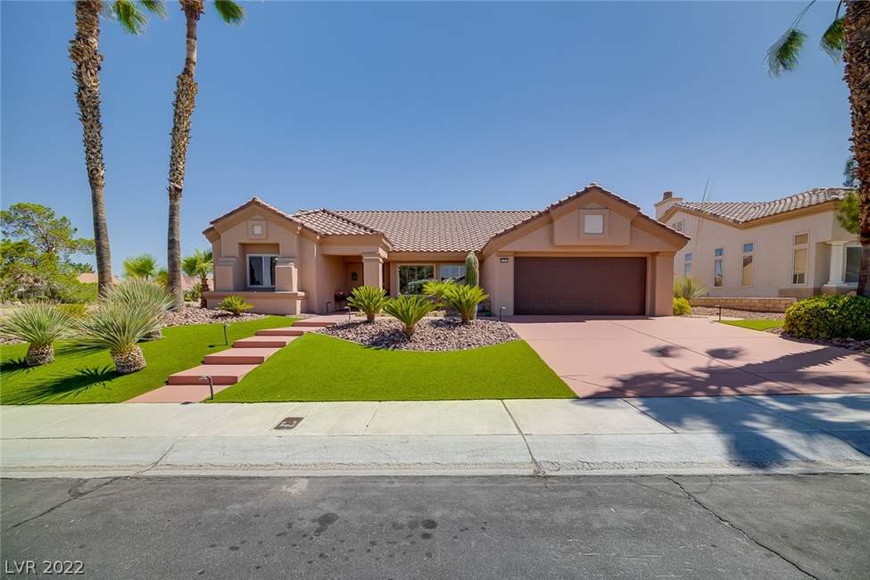 Single Story Home In Sun City Summerlin With Pool