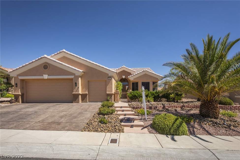 Home With Pool and Large Backyard In Sun City Summerlin